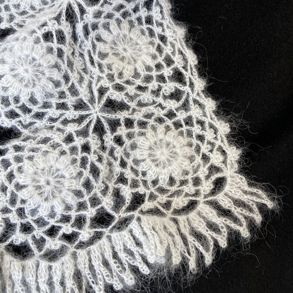 ⛄細い糸で編んだ繊細ストール　くすんだ白　控えめラメ　お花のモチーフ⛄ 6枚目の画像