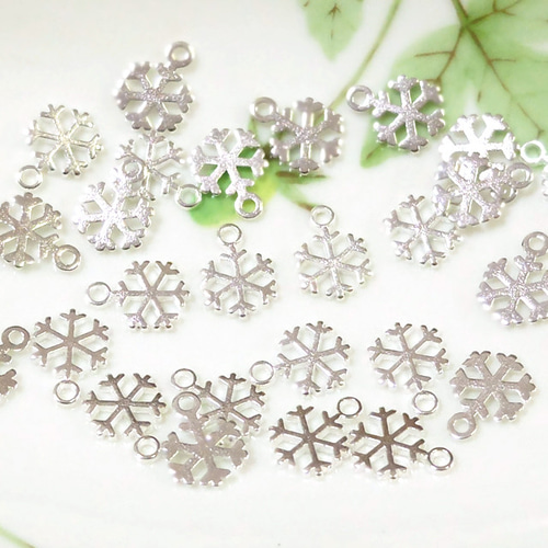 雪の結晶 チャーム 小さめ ホワイトシルバー 30個セット A-19-14 雪の結晶 チャーム 小さめ ホワイトシルバー 30個セット A-19-14