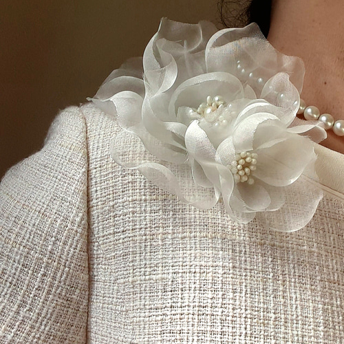 no.105 ナチュラルな大人コサージュ（ベージュ） シルク コサージュ （ブローチ・コサージュ）｜23区 / ニジュウ