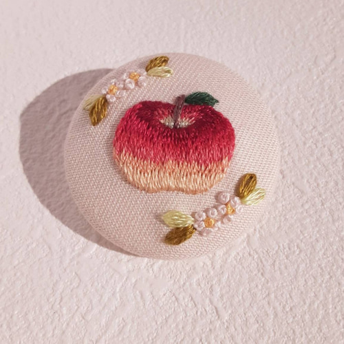りんごの刺繍ブローチ ブローチ なみのいろ 通販 14885839