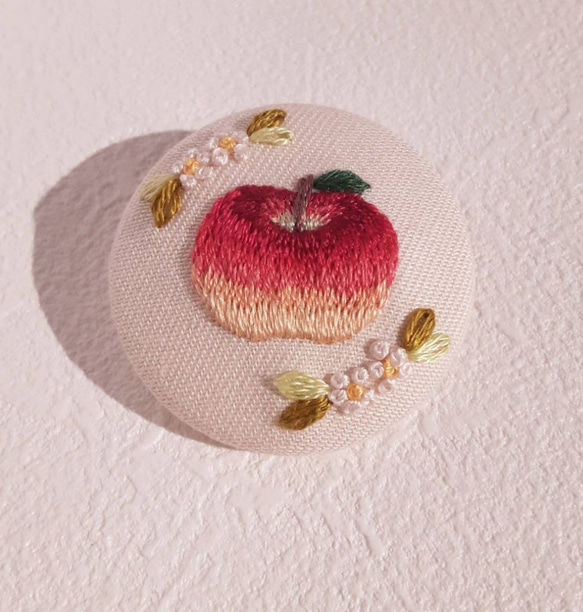 りんごの刺繍ブローチ ブローチ なみのいろ 通販 14885839
