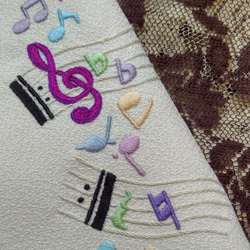 手刺繍半襟  カラフル  踊る五線譜☆踊る音符達 横柄  紫系 3枚目の画像