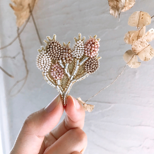 オートクチュールビーズ刺繍のブローチ ローズヒップ ブローチ オートクチュールビーズ刺繍のブローチ ローズヒップ ブローチ
