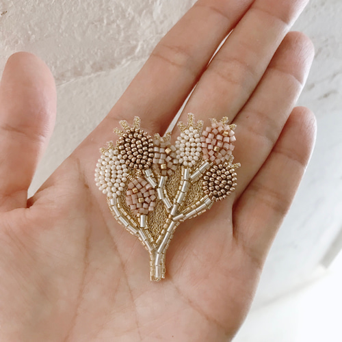 オートクチュールビーズ刺繍のブローチ ローズヒップ ブローチ オートクチュールビーズ刺繍のブローチ ローズヒップ ブローチ