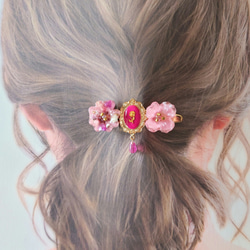 お花と額縁モチーフのアンティーク風ヘアクリップ(ベリーピンク) 2枚目の画像