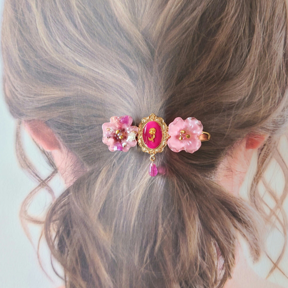 お花と額縁モチーフのアンティーク風ヘアクリップ(ベリーピンク) 2枚目の画像