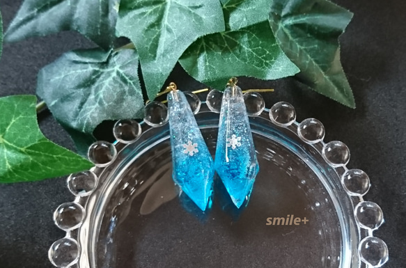 雪の結晶ペンデュラムと三日月鉱物ピアスイヤリング☆琉球ガラス入り