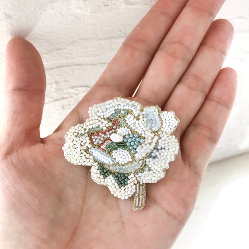 オートクチュールビーズ刺繍のブローチ バラの花(オフホワイト オートクチュールビーズ刺繍のブローチ バラの花(オフホワイト