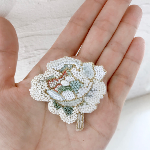 オートクチュールビーズ刺繍「花びらブローチ」の作り方｜ぬくもり