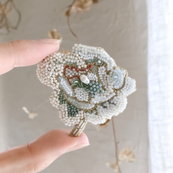 ニンマリ顔オオカミのブローチ☆動物刺繍☆オートクチュール刺繍