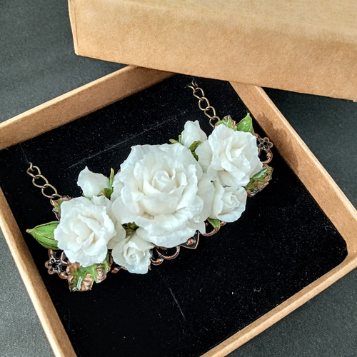 【美品】白いバラのネックレス