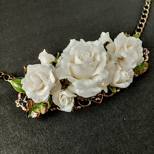 【美品】白いバラのネックレス