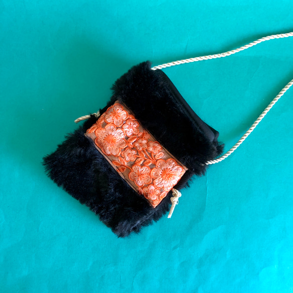 冬セール半額1,980→1,000]ファーポシェット 小さい インド刺繍