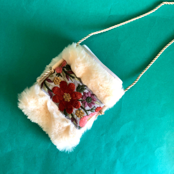 冬セール半額1,980→1,000]ファーポシェット 小さい インド刺繍