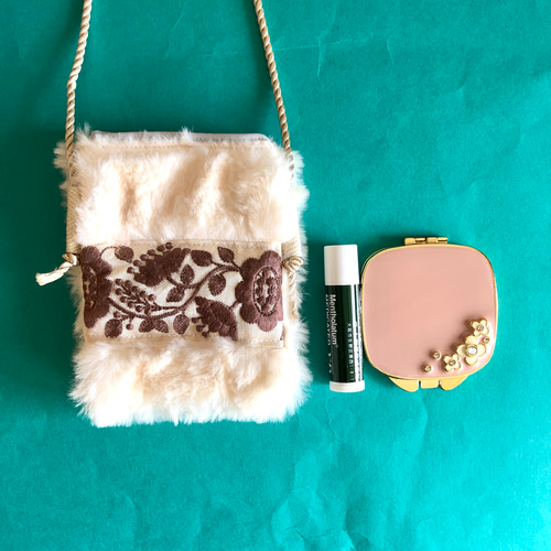 冬セール半額1,980→1,000]ファーポシェット 小さい インド刺繍