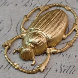 BEHOLD− スカラベ 真鍮製 1個 エジプト コガネムシ 昆虫 アメリカ製 スタンピング ヴィンテージ風 2枚目の画像