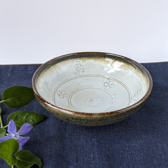 白い花模様の中鉢 そうめん鉢 煮物鉢 【手仕事 民藝 和 陶器】 お椀