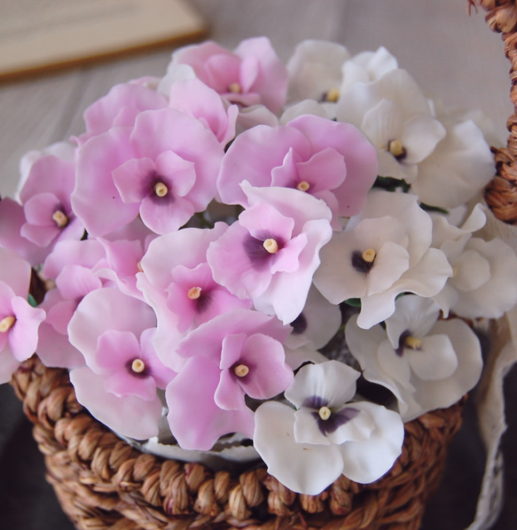 【粘土のお花】ビオラ　ハンドルカゴバック　ピンク＆ホワイト・・・B726 6枚目の画像