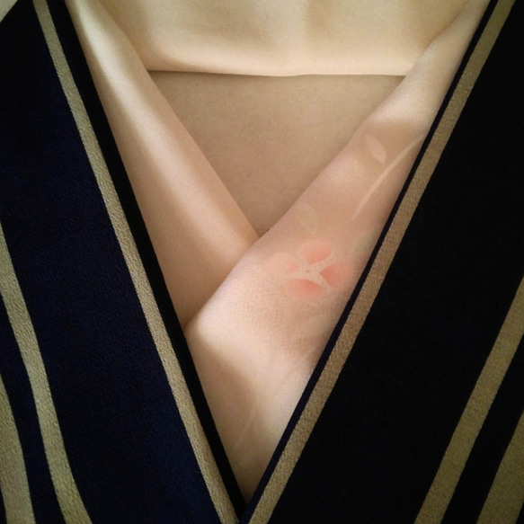 【新品】正絹半衿(薄ピンクに花)　シルク  着付け小物 1枚目の画像
