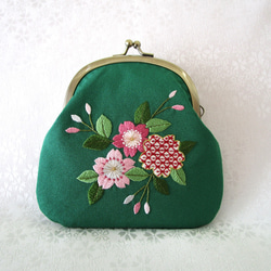 日本刺繍 桜の花＊絹のがま口ポーチ・化粧ポーチ◆緑色◆刺繍 手刺繍 伝統工芸 ギフト 1枚目の画像