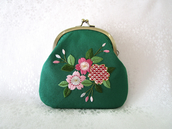 日本刺繍 桜の花＊絹のがま口ポーチ・化粧ポーチ◆緑色◆刺繍 手刺繍 伝統工芸 ギフト 1枚目の画像