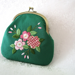 日本刺繍 桜の花＊絹のがま口ポーチ・化粧ポーチ◆緑色◆刺繍 手刺繍 伝統工芸 ギフト 5枚目の画像