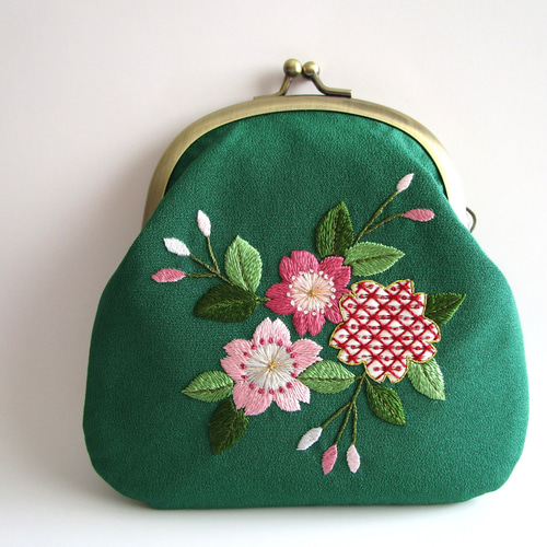 ハンドメイド　手刺繍　がま口ポーチ☆ さくらんぼです 日本刺繡』＊桜さくら＊がま口ポーチ・化粧ポーチ◇グリーン＊ピンク
