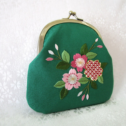 日本刺繍 桜の花＊絹のがま口ポーチ・化粧ポーチ◆緑色◆刺繍 手刺繍 伝統工芸 ギフト 6枚目の画像