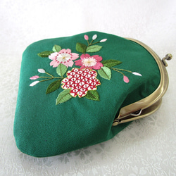 日本刺繍 桜の花＊絹のがま口ポーチ・化粧ポーチ◆緑色◆刺繍 手刺繍 伝統工芸 ギフト 7枚目の画像