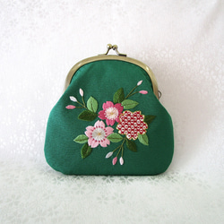 日本刺繍 桜の花＊絹のがま口ポーチ・化粧ポーチ◆緑色◆刺繍 手刺繍 伝統工芸 ギフト 2枚目の画像