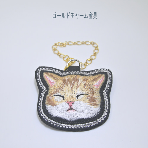 ふんわり お昼寝ねこ刺しゅう（茶トラ猫） バッグチャーム（黒