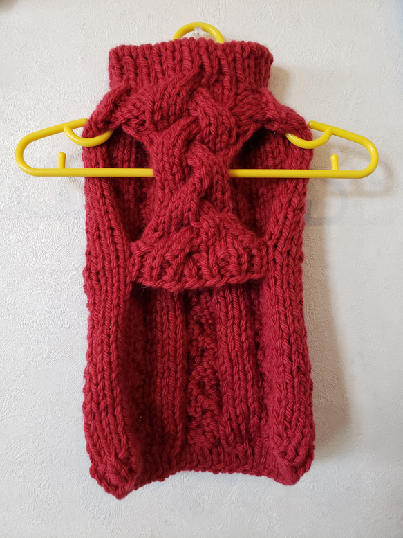 犬服♪ざっくり！アラン模様の手編みセーター(赤)(小型犬S) 2枚目の画像