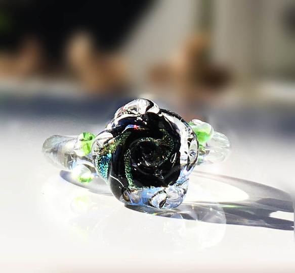 硝子の指輪　ラメ入りブラックローズ　一点物　一期一会のガラスリング　 1枚目の画像