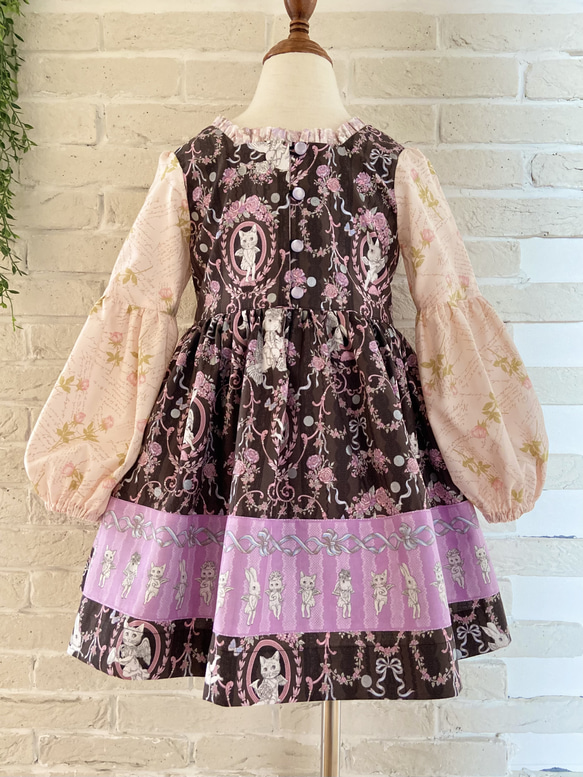 子供服　ネコ‍＆うさぎ　ビショップスリーブワンピースドレス　チャコール✖️パープル　110サイズ　女の子　服 1枚目の画像