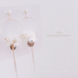 ✴︎white bouquet✴︎ピアスみたいなマスクチャーム【Hijiri】ブーケ　大ぶり　花びら　フラワーピアス 2枚目の画像