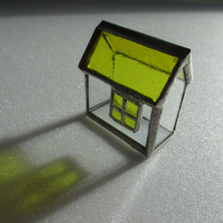 26　ガラスの小さなおうち　ｽﾃﾝﾄﾞｸﾞﾗｽ　イエロー屋根の家　ミニハウス 2枚目の画像