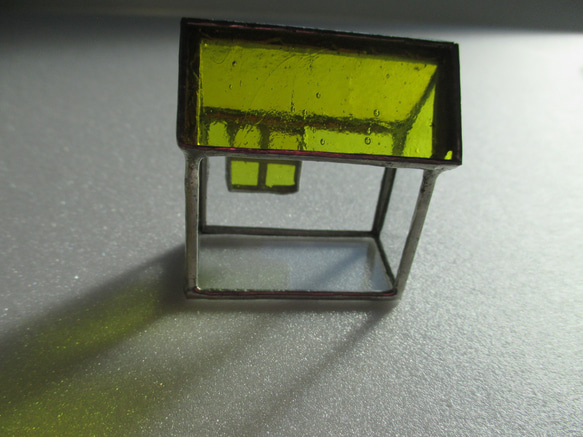26　ガラスの小さなおうち　ｽﾃﾝﾄﾞｸﾞﾗｽ　イエロー屋根の家　ミニハウス 4枚目の画像