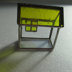 26　ガラスの小さなおうち　ｽﾃﾝﾄﾞｸﾞﾗｽ　イエロー屋根の家　ミニハウス 3枚目の画像