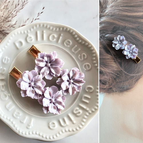 ライトグレイ/パープルのお花チャーム付マットアクリルバナナクリップ