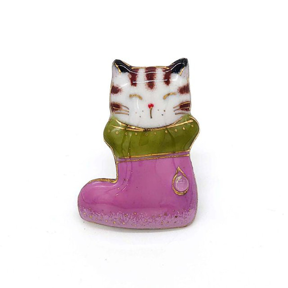 ねこ（ブーツ猫）の七宝焼ピンブローチ（ピンバッジ）【受注制作】 1枚目の画像