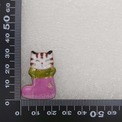 ねこ（ブーツ猫）の七宝焼ピンブローチ（ピンバッジ）【受注制作】 2枚目の画像