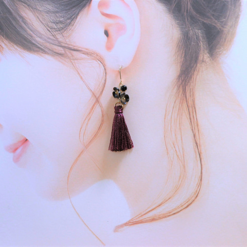 Creema限定 ポイントアップ】＊黒蝶貝の花とタッセルのピアス 