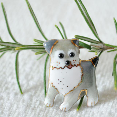 かわいい灰色犬（PD-2）の七宝焼ピンブローチ（ピンバッジ