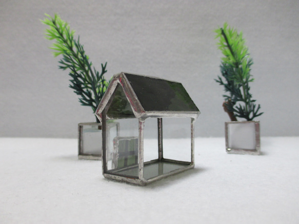 31　ガラスの小さなおうち　ｽﾃﾝﾄﾞｸﾞﾗｽ　モスグリーン屋根の家　ミニハウス 6枚目の画像
