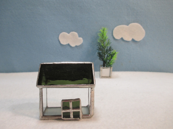 31　ガラスの小さなおうち　ｽﾃﾝﾄﾞｸﾞﾗｽ　モスグリーン屋根の家　ミニハウス 2枚目の画像