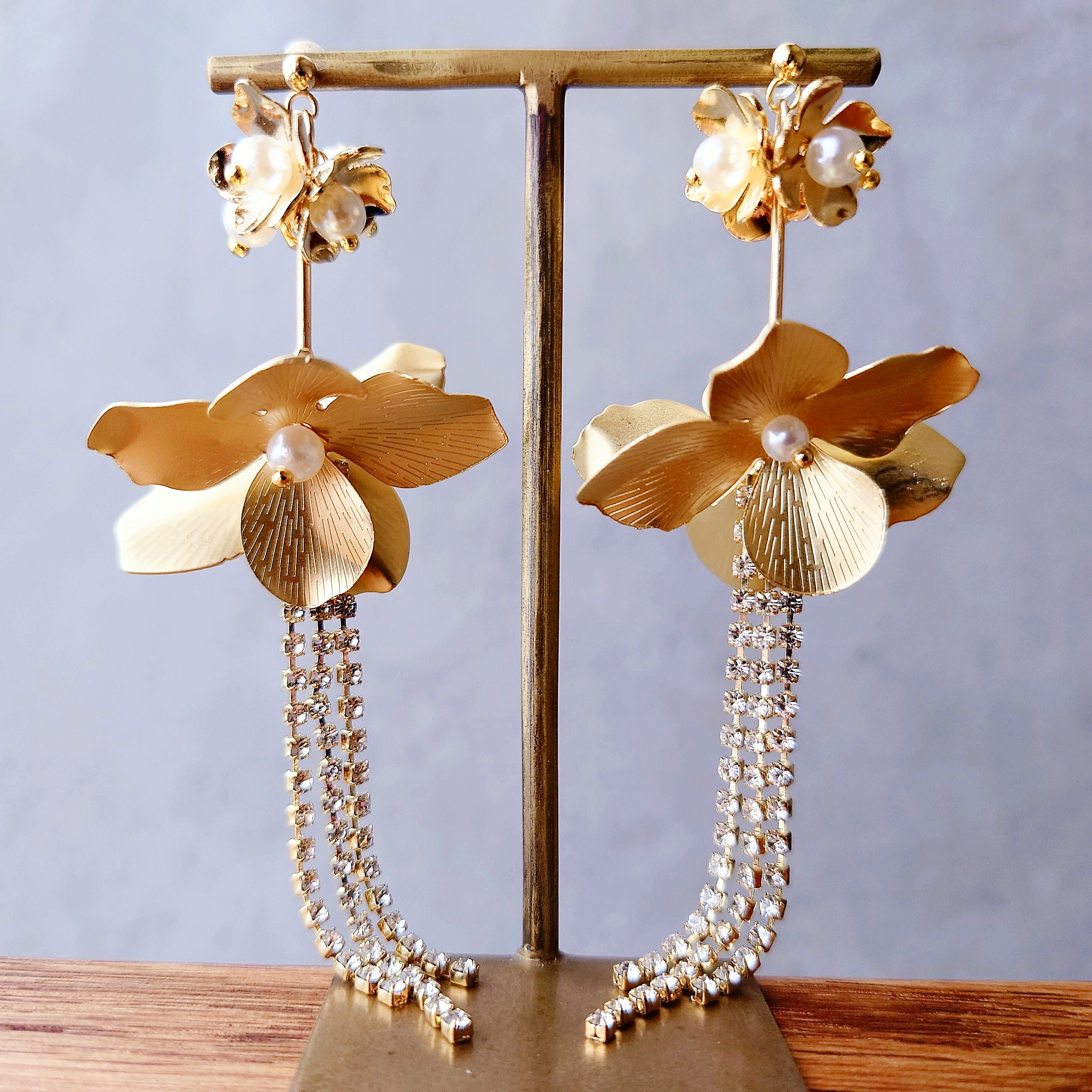 花 ゴールド ピアス イヤリング 結婚式 ウェディング ブライダル タッセル ジルコニア チェーン 揺れる ロング