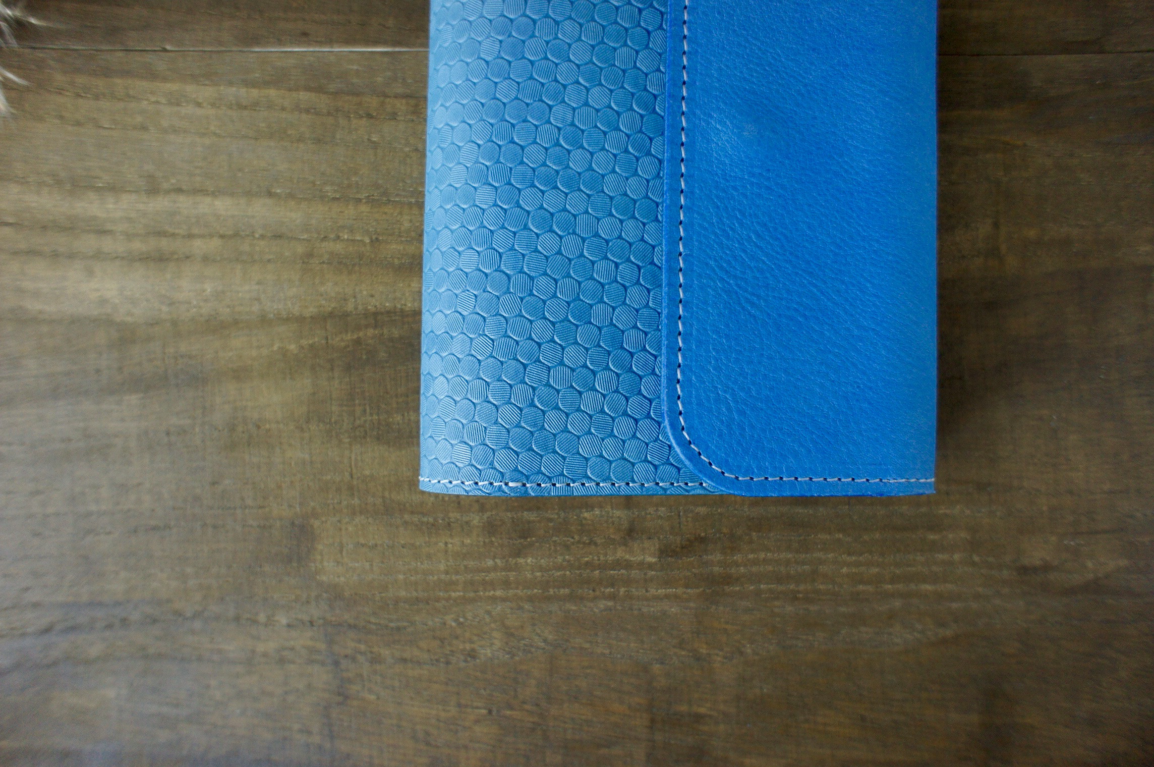 青い夏の空のような夏空ブルーと透明感のあるナチュラルブルーのスパンコールの型押しが個性的なA6手帳カバー