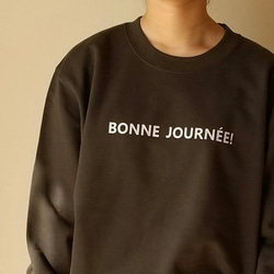 フランス語 ロゴ トレーナー 「BONNE JOURNEE!」ユニセックス【スミクロ】 1枚目の画像