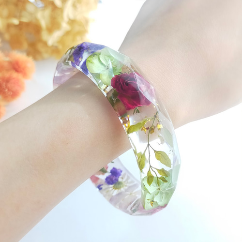 ボタニカルな薔薇と紫陽花の多色バングル〜 パープル クリア 透明 