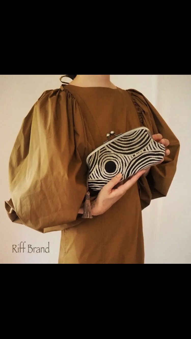 ファブリック2024 うずまき　モノトーン　がま口　長財布